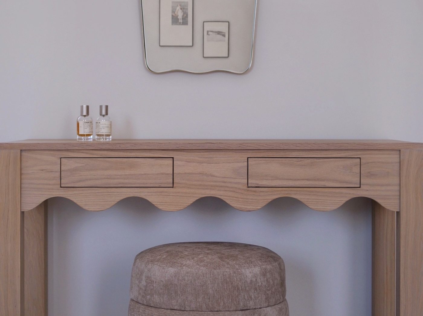 Oak dressing console with wave-shaped apron, wavy mirror and boucle stool